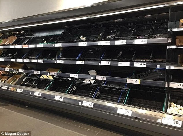 Μυστήριο με τα άδεια ράφια τροφίμων στα σούπερ μάρκετ στην Βρετανία – Μήπως οι Λονδρέζοι προετοιμάζονται για κάτι;